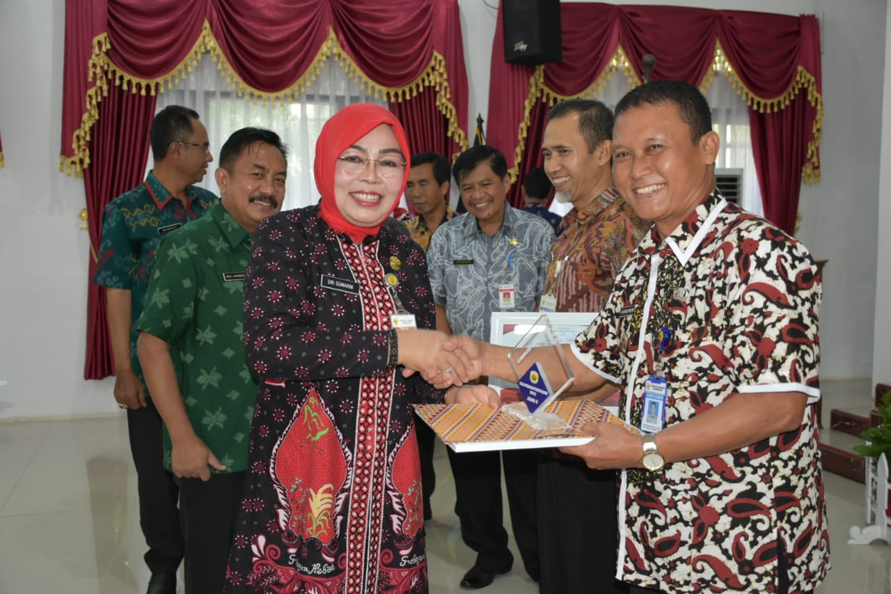 Bupati menyerahkan penghargaan Evaluasi penyelenggaraan pemerintahan kecamatan pada rakor penyusunan LKPJ dan LPPD Tahun 2019